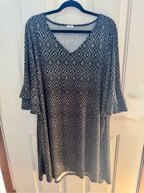 Geometric Print V-Neck Swing Dress in Black and Whites